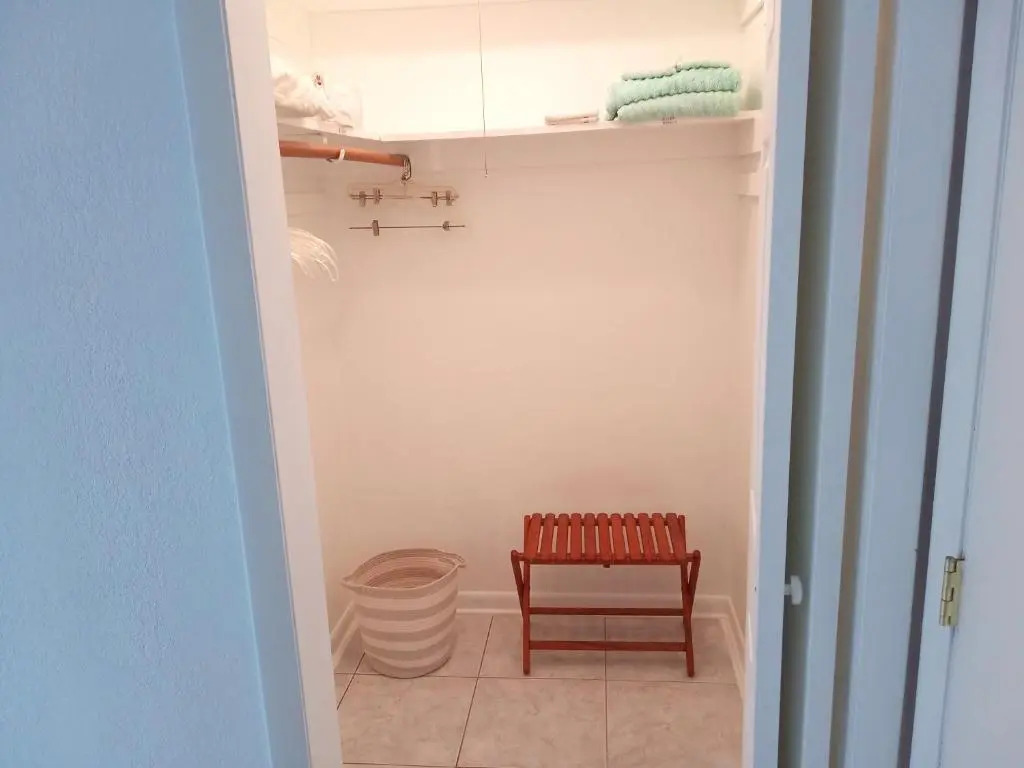 Private designer 8 room art getaway 2 Br-2Ba Full Kitchen Barbecue Patio 2min to beach