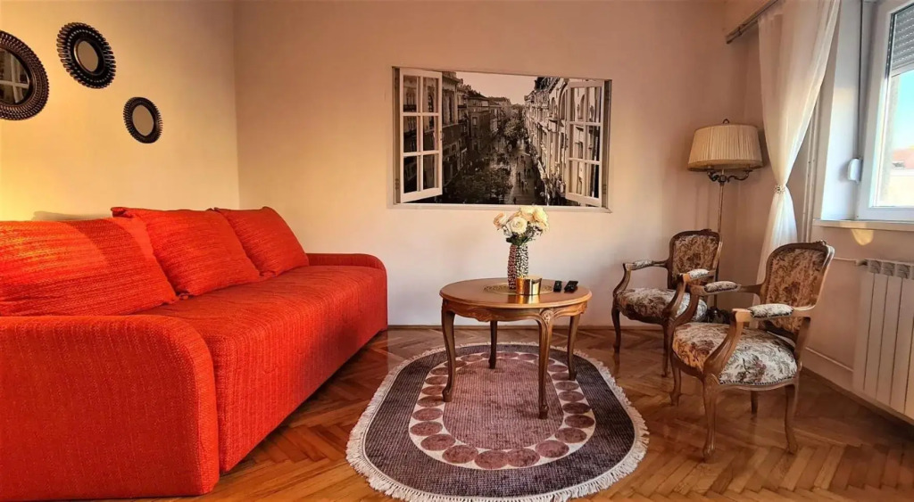 Windows City Apartment