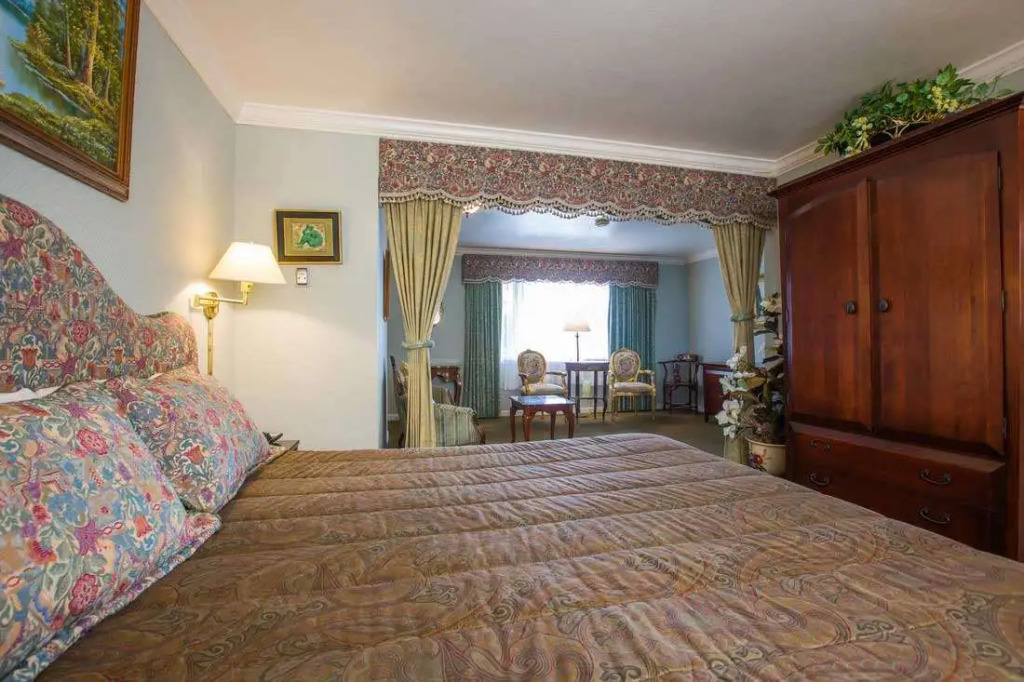 Carmel Inn & Suites