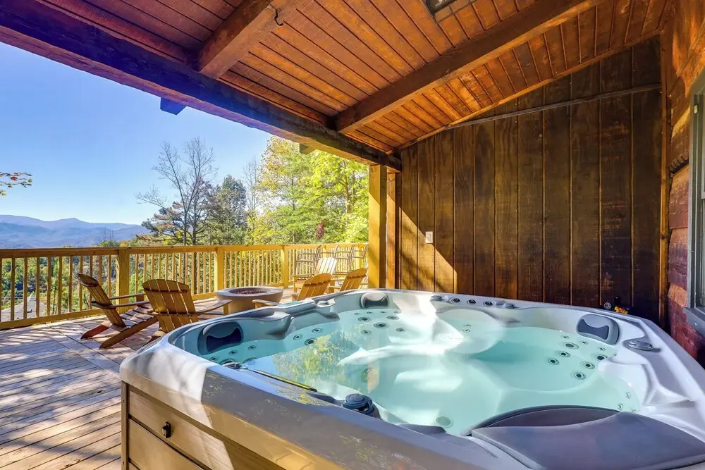 3 Mi to Dtwn: Mtn-view Cabin in Gatlinburg!