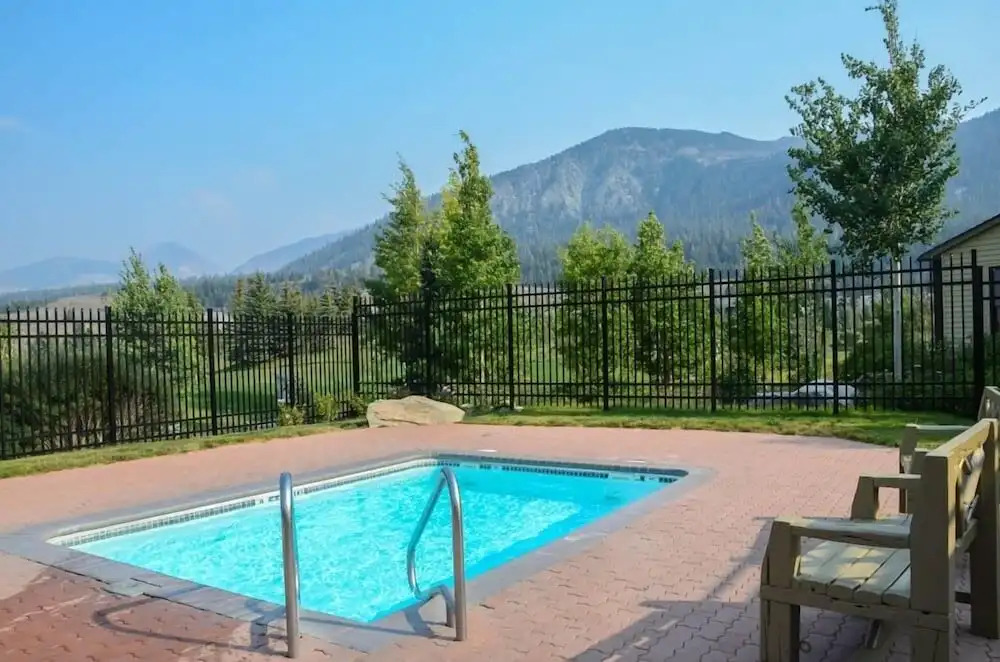 Snowcreek VI The Lodges 1127 3 Suites, Spacious with Mountain Views, Private Garage and Washer Dryer by RedAwning