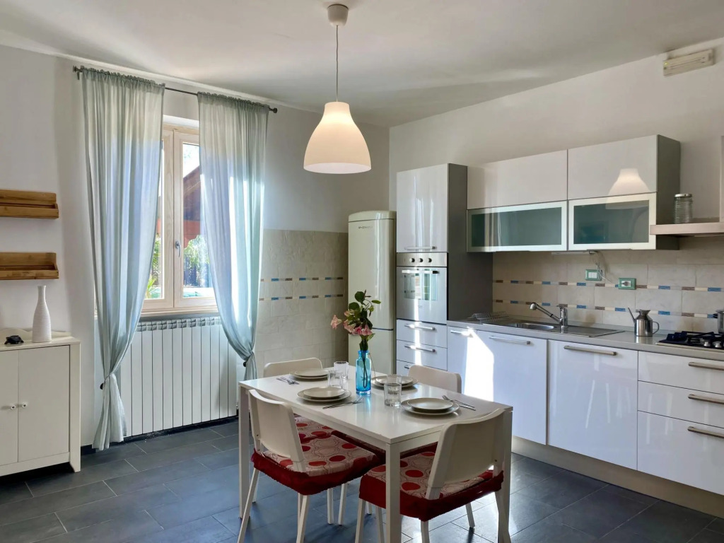 Apartment in villa, suitable for families, swimming pool, large outdoor spaces-Salice by Villa Rita