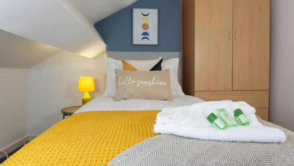 Air Host and Stay - Breckfield house sleeps 14, 7 bedrooms free parking LFC