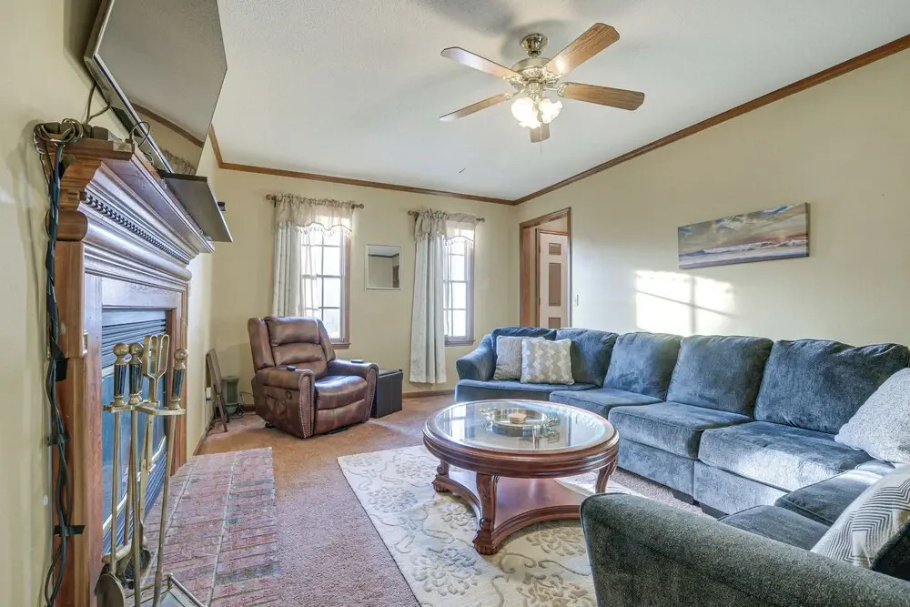Lovely Fayetteville Home: Deck & Fireplace!
