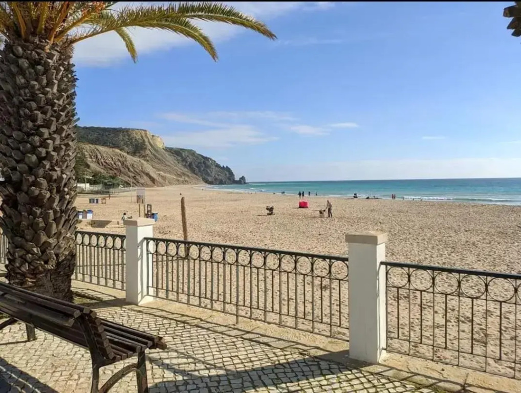 Villa Montanha, 4 Bedroom Villa, with swimming pool, loungers and alfresco dining, 10 min walk to the beautiful Praia da Luz Beach, Shops, Bars and Restaurants