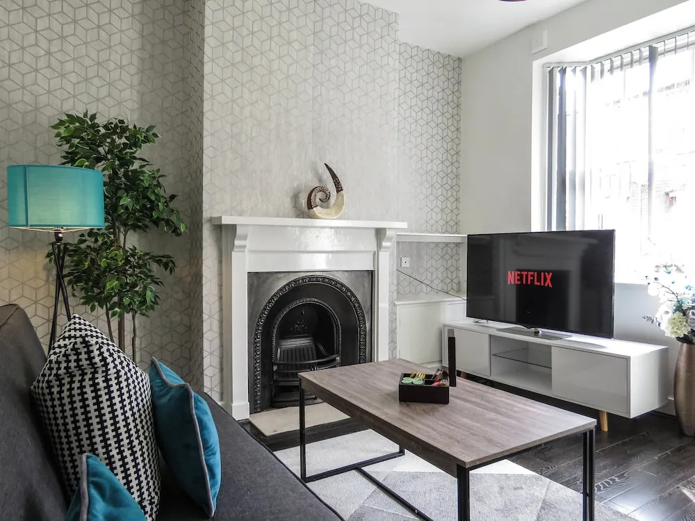 Tudors eSuites Historic Townhouse Birmingham with Garden