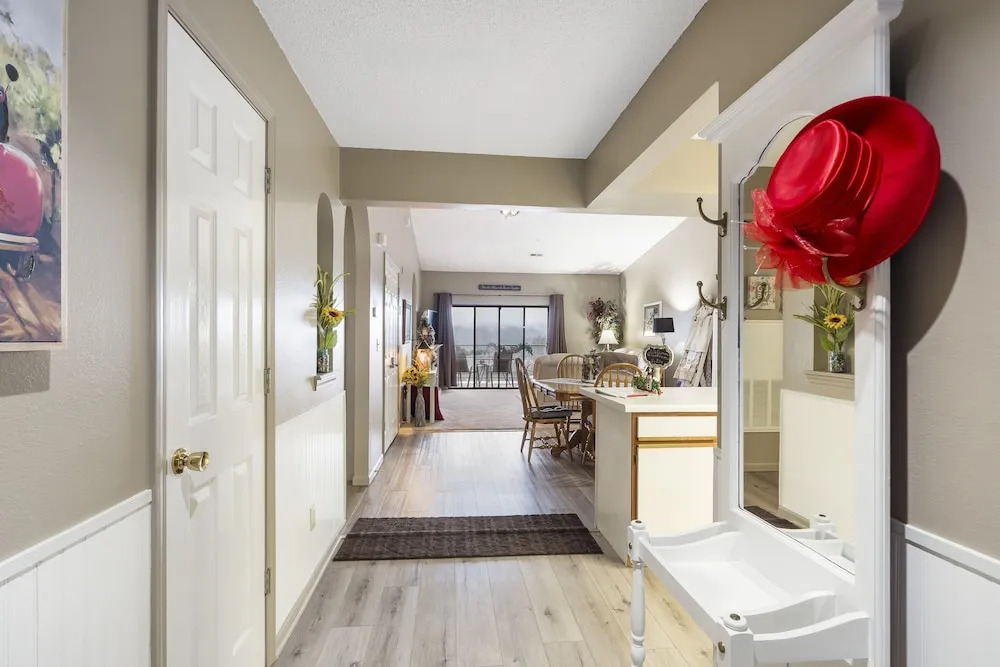 Jim and Roses Cozy Condo 15 Min to Downtown!