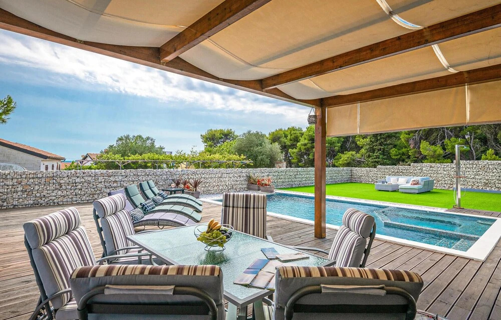 Nice Home in Medulin with Outdoor Swimming Pool, Hot Tub & 4 Bedrooms