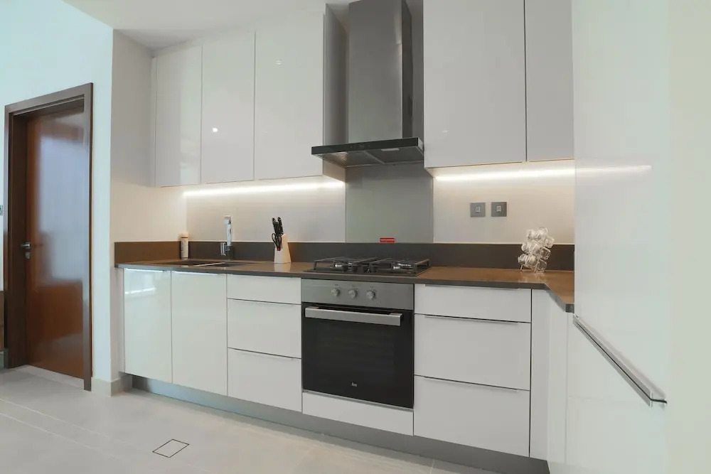 OYO Home 258 1BHK Marina Gate 2