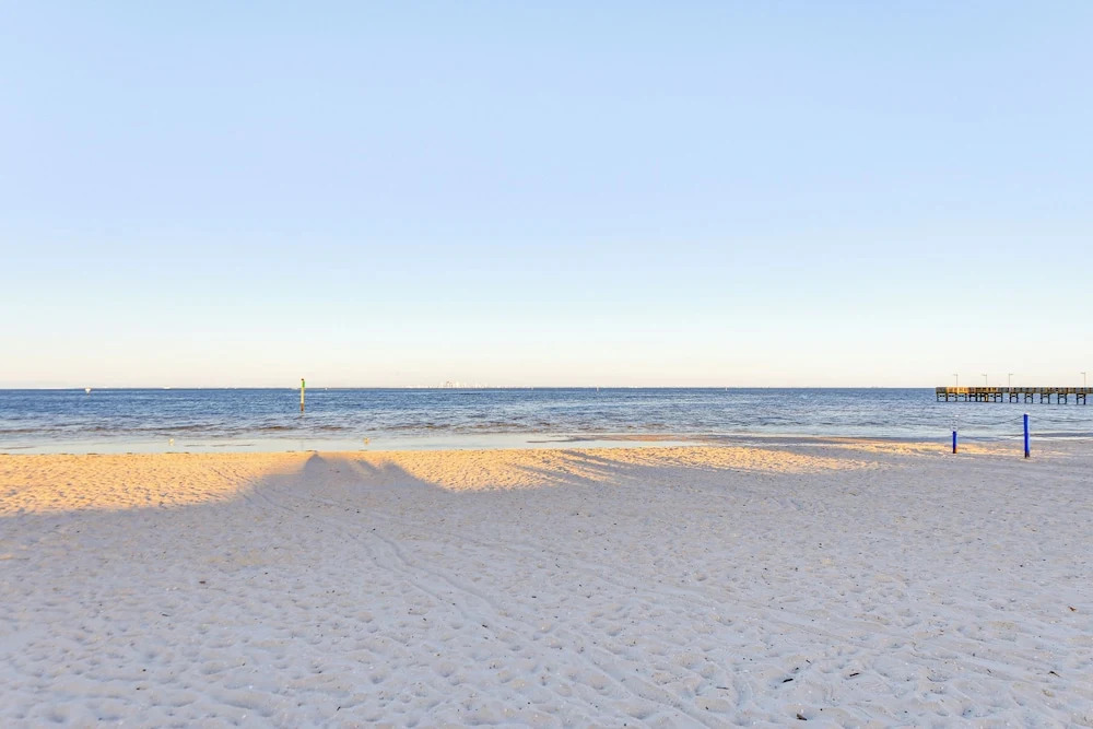 Walk to Beach & Marina! Ruskin Resort Retreat