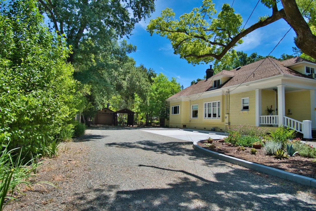 Regal Victorian Home in Downtown Calistoga