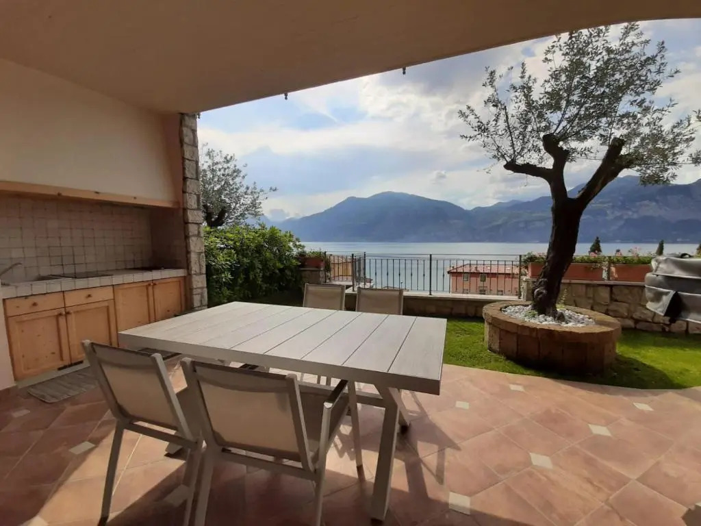 Appartamento DELUXE 1 con vasca idromassaggio vista Lago di Garda, riscaldata, privata e utilizzabile tutto l'anno