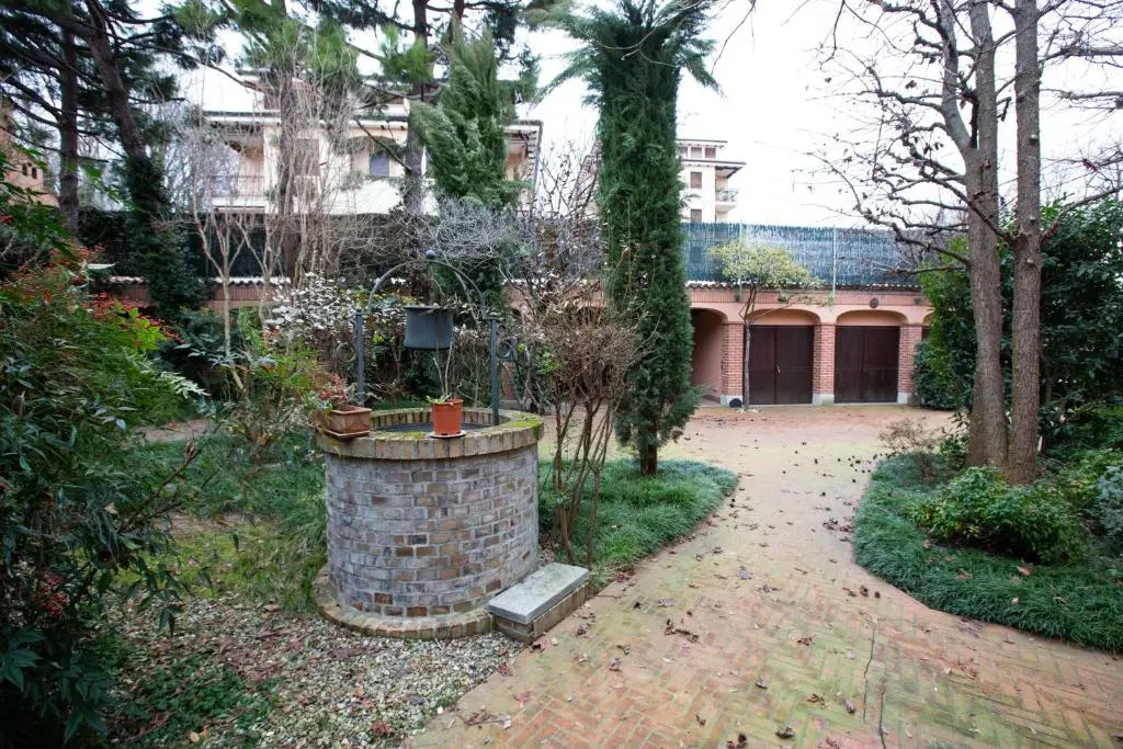 Villa grande con stanze, bagni e giardino
