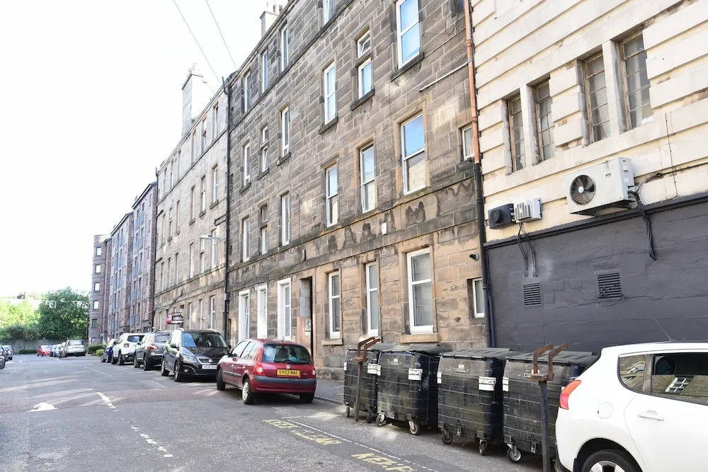 First - Meadowbank House Apartment