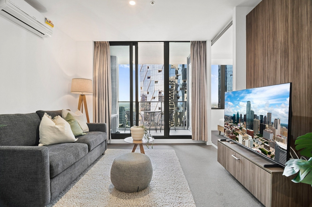 2-bed High-rise Apartment With Pool & Gym