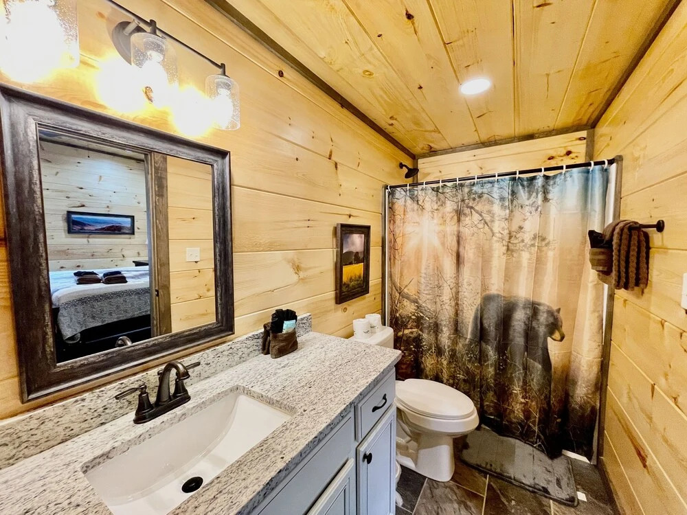 Bearly Behaving 2 Bedroom Cabin by RedAwning