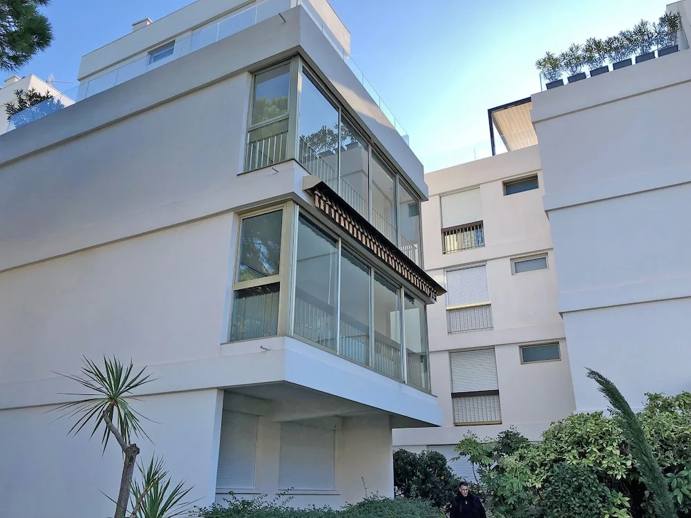 Modern Apartment With air Conditioning, Pool and Tennis Courts, Within Walking Distance of the Beach