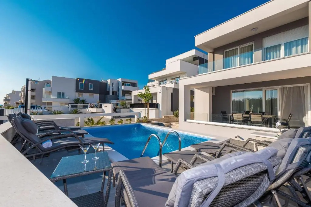 Apartments with pool Villa Zora