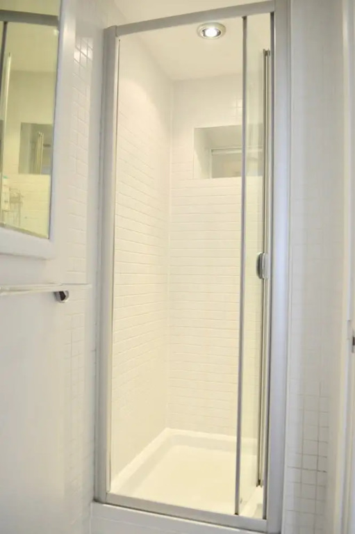 Stylish 2 Bedroom Apartment In Great Location