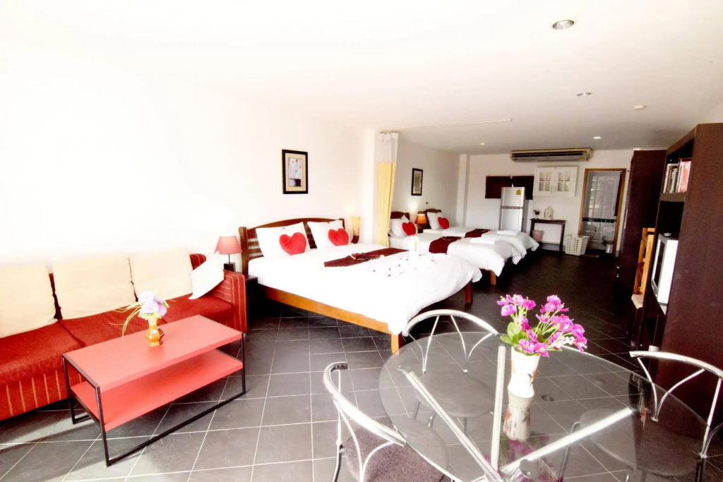 Dengs kamala beach Guesthouse