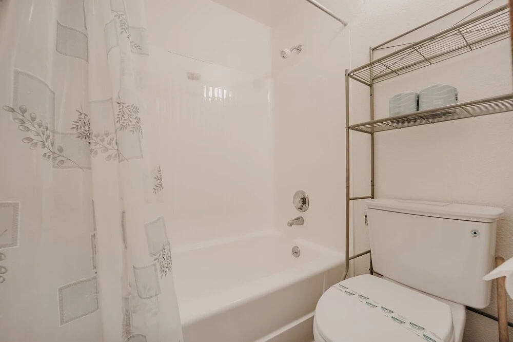84sw - Sauna - Soaker Tub -  Fireplace - Sleeps 6 2 Bedroom Home by RedAwning