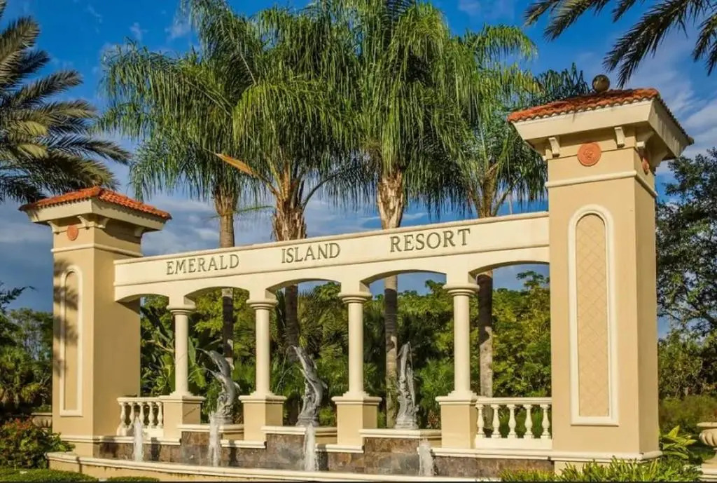 7 Bedroom, 4.5 Bath & Enclosed Pool. Lake View and 3 Miles to Disney!