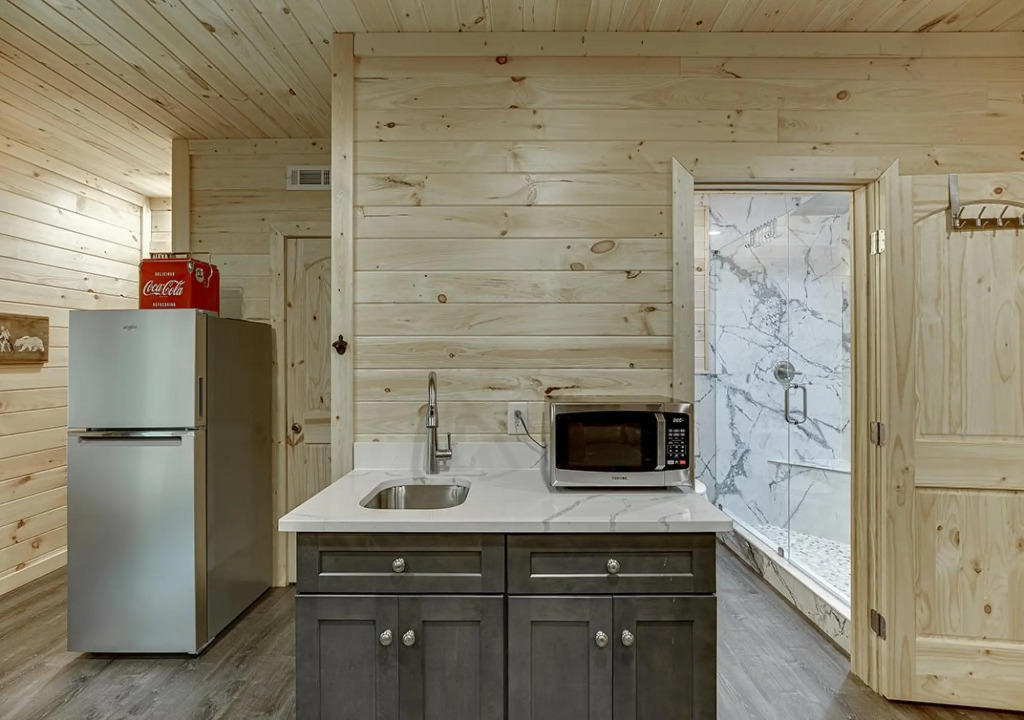 Luxury Cabin Sleeps 8 With Creekside Fire pit Near Helen GA