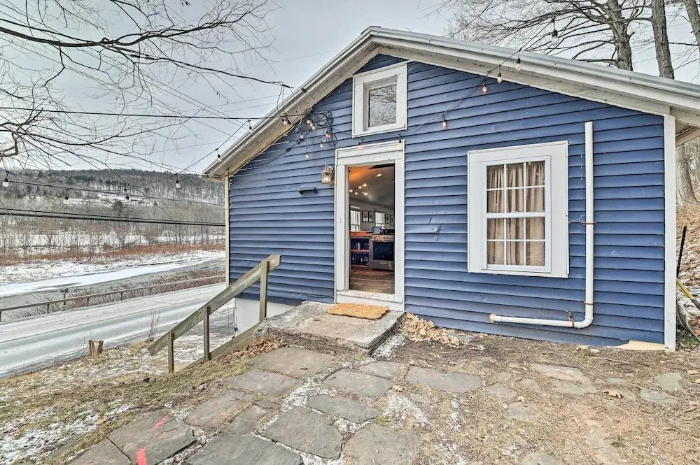 Chic Prattsville Studio w/ Private Hot Tub!