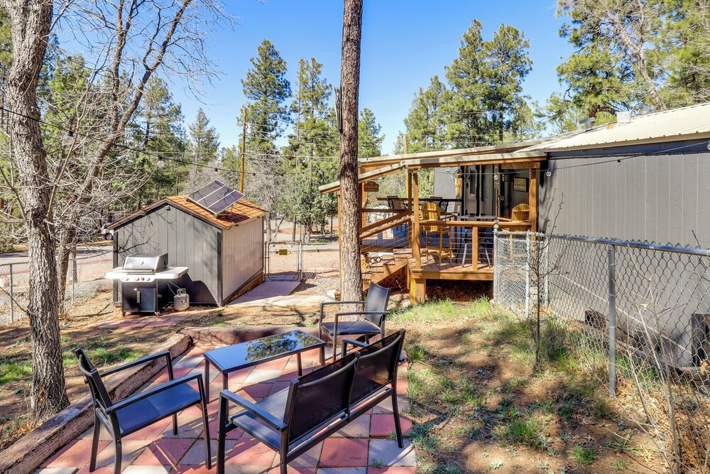 1 Mi to Woodland Lake! Cabin w/ Dog-friendly Yard