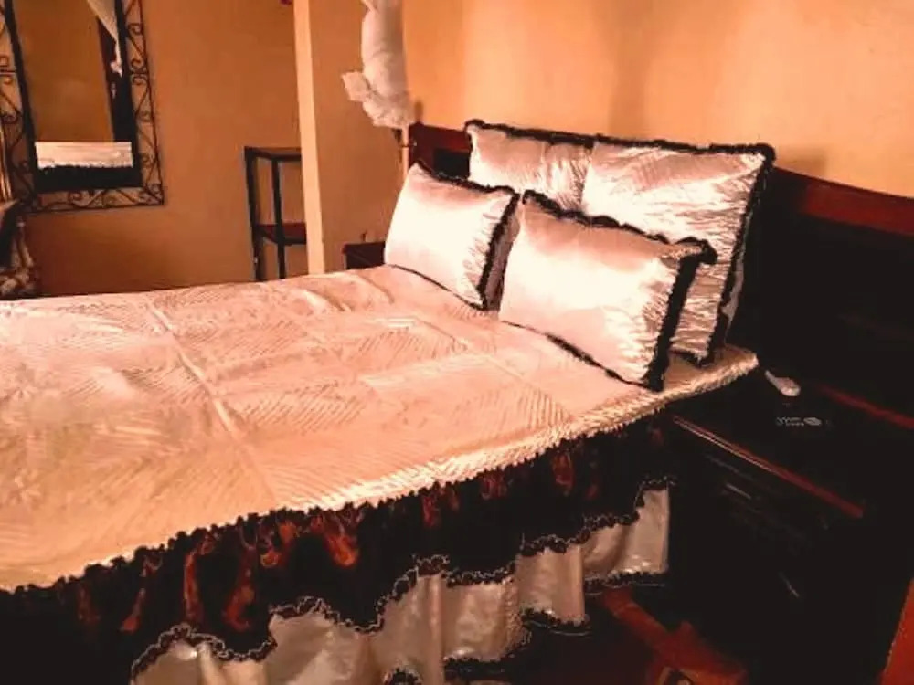 Zuus Lodge & Tours