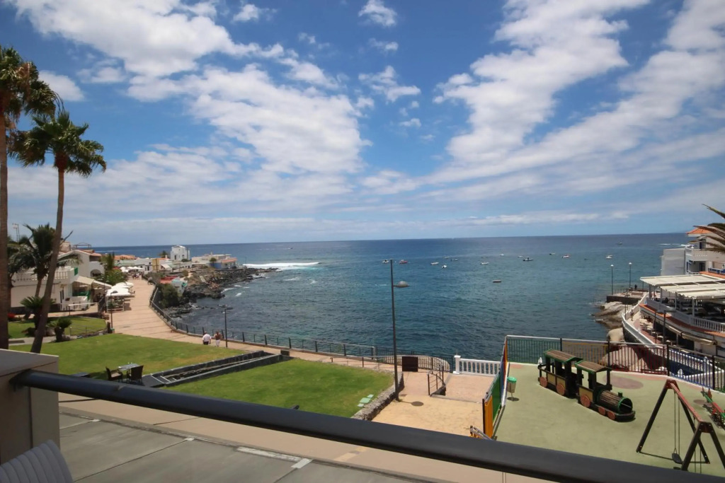 Modern Apartment with Sea Views and Terrace La Caleta
