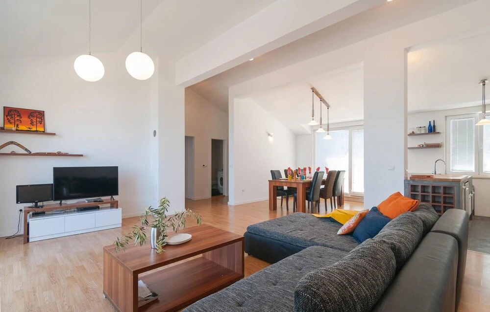 Beautiful Apartment in Sutivan With Wifi and 3 Bedrooms