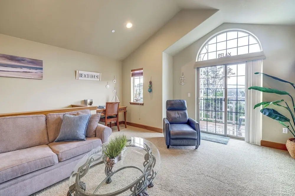 Walk to Lincoln City Beach: Townhome w/ Balconies!