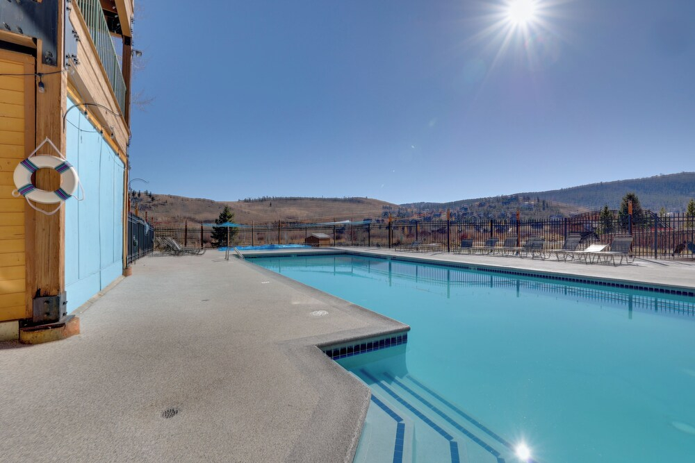 Pool & Hot Tub Access at Top-floor Granby Getaway!