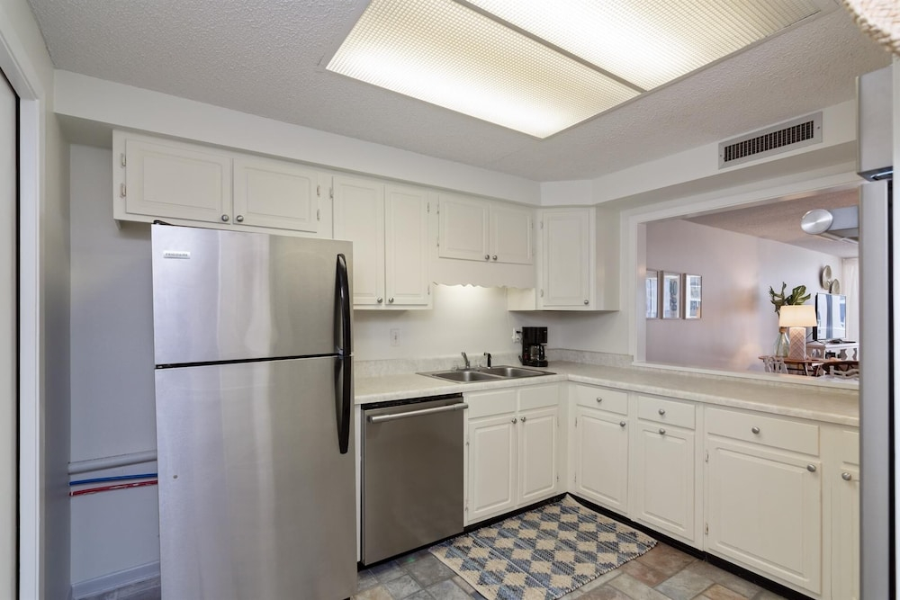Shoreline Towers 1045 2 Bedroom Condo