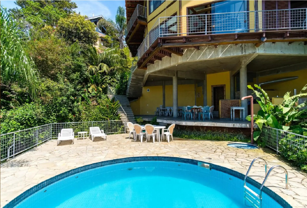 Pineapples Ubatuba | Mansion overlooking the sea
