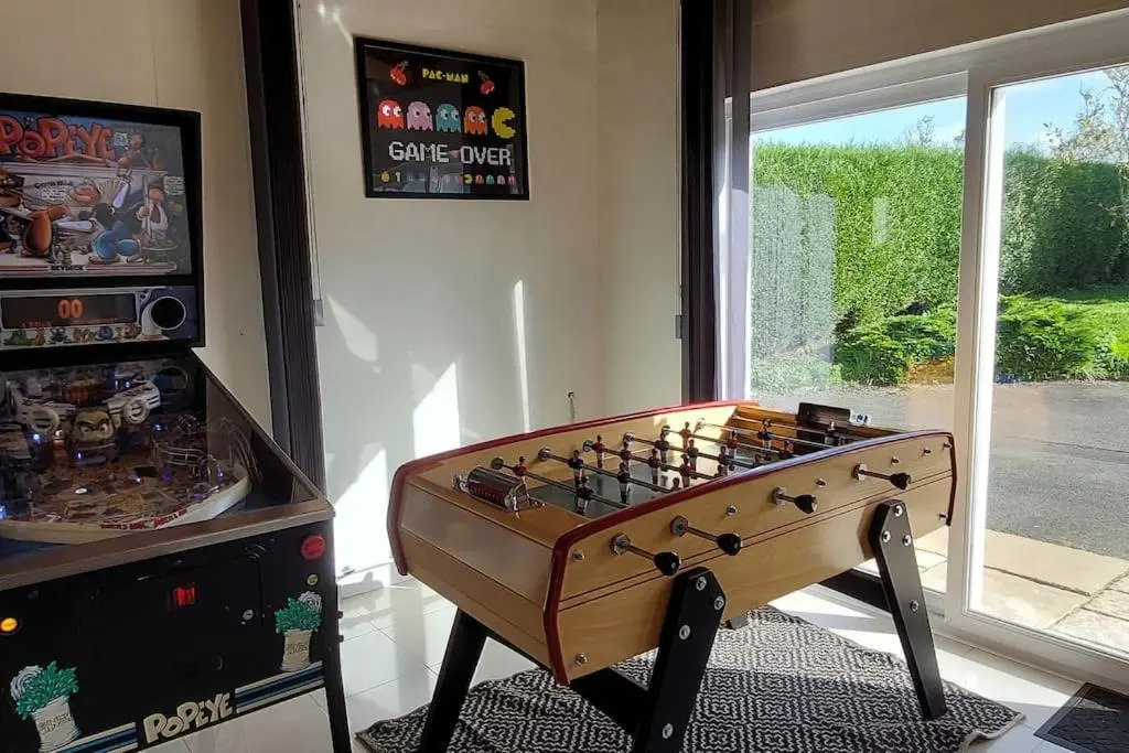 Grande maison , jardin,flipper,babyfoot, ping pong, 1 km mer, proche golf, Port en Bessin, Bayeux et plages du débarquement, adaptée enfants