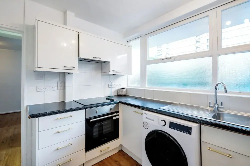 Cozy 2 bedroom flat- Heart of Victoria