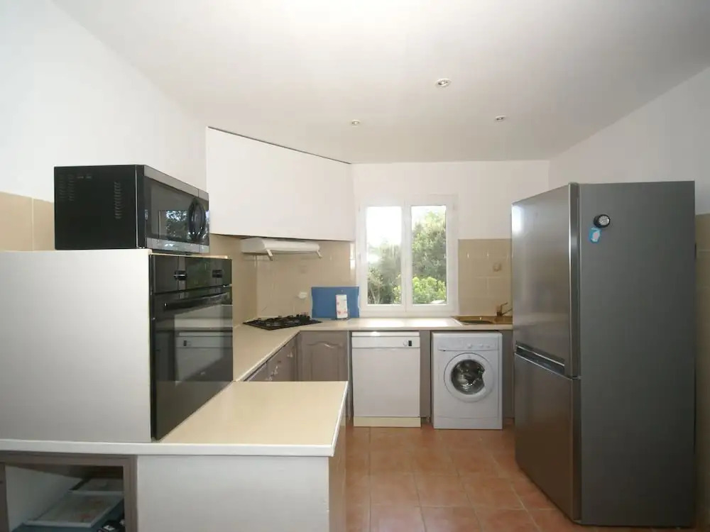 Cosy Holiday Home With Swimming Pool in Stunning Location Near the Beaches!