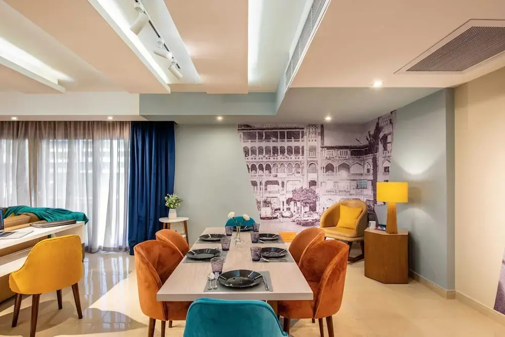Xuru Stays I Waterfront Designer 2BR - 5 min to Airport