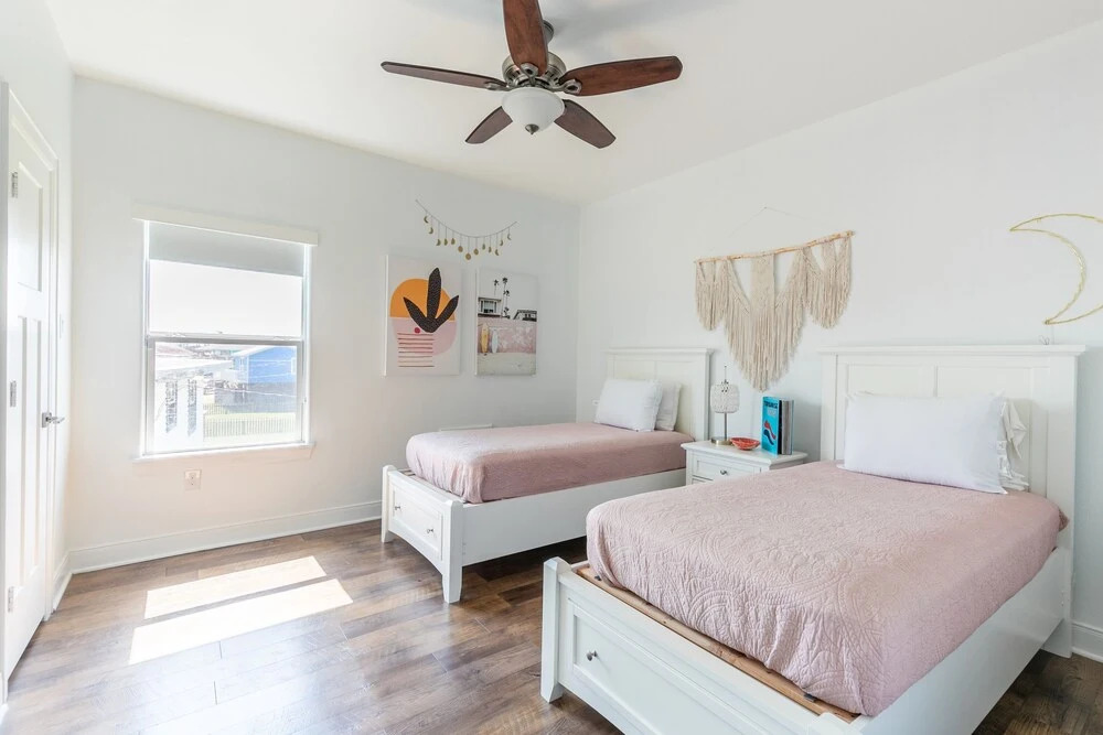 Beach Cottage W/ 3br Ocean View Balcony 3 Bedroom Home by RedAwning
