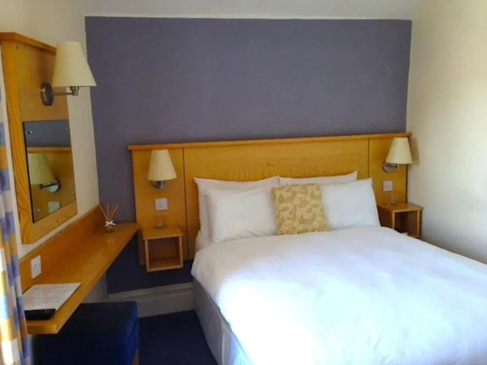 Castle Court Pub & Rooms
