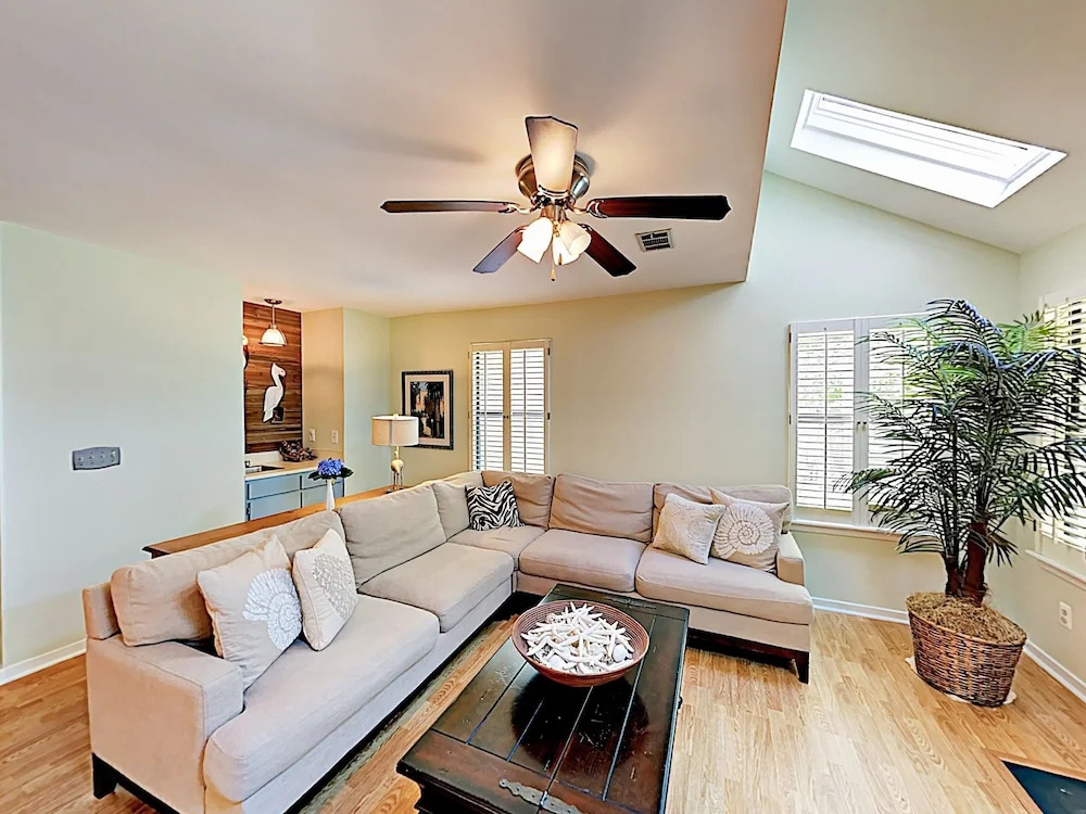 Quiet Near Beach & Charleston 3 Bedroom Home