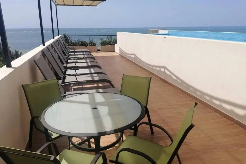 Modern 1 bedroom suite by beach Great location!