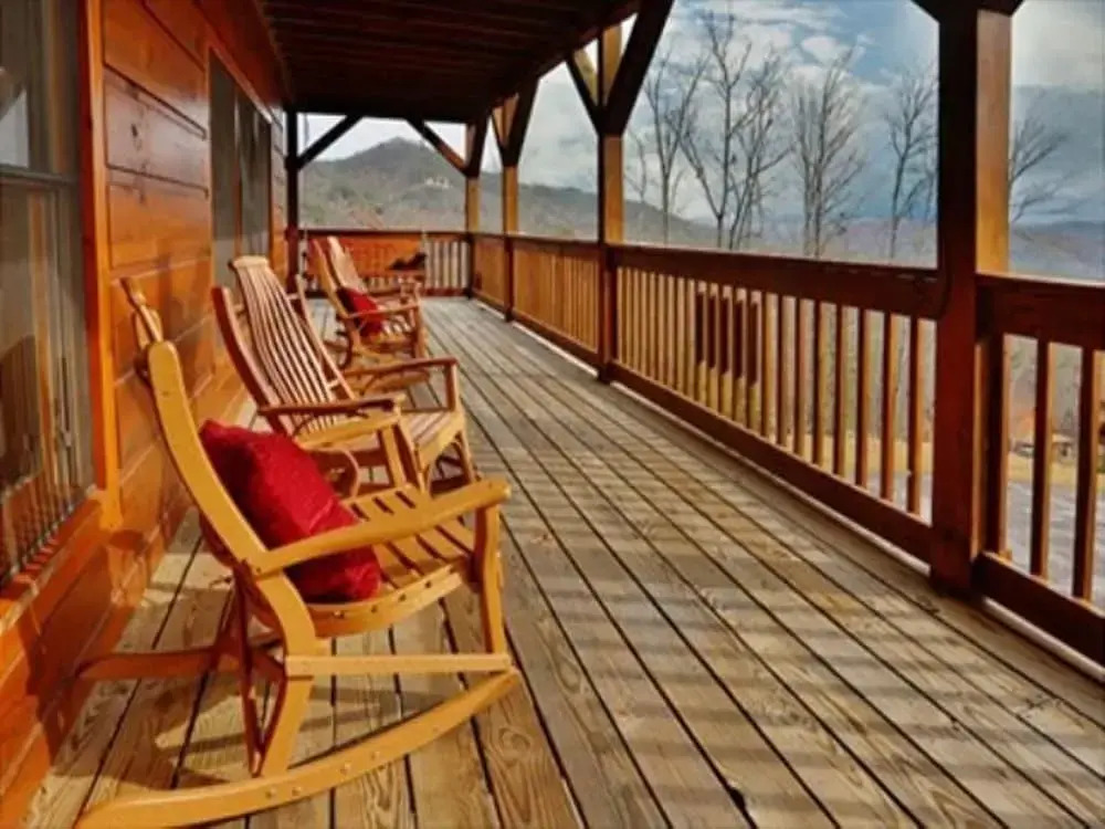 Spacious Party Hut Near Attractions by Redawning