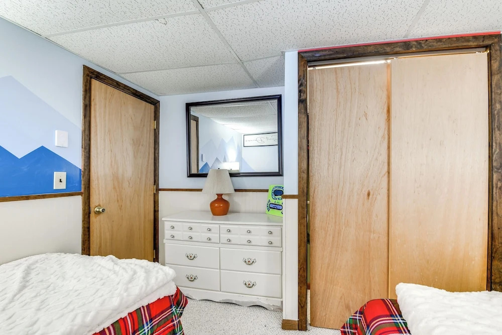 Pet-friendly Home w/ Deck: 4 Mi to Jay Peak Resort