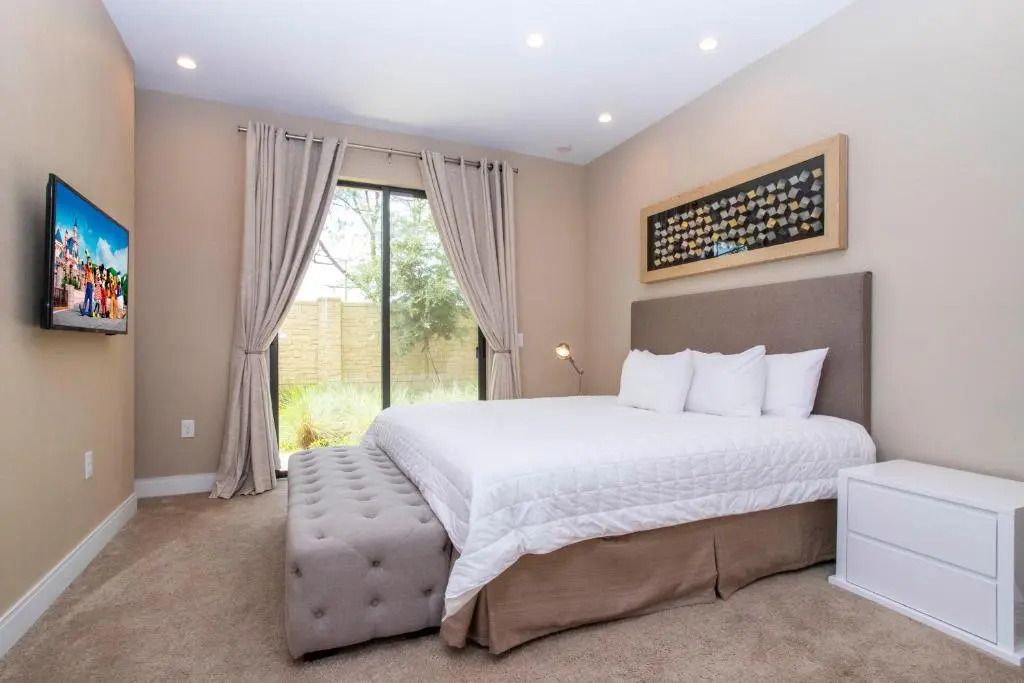 Luxury 4 Bedroom Home Close to Disney 7487
