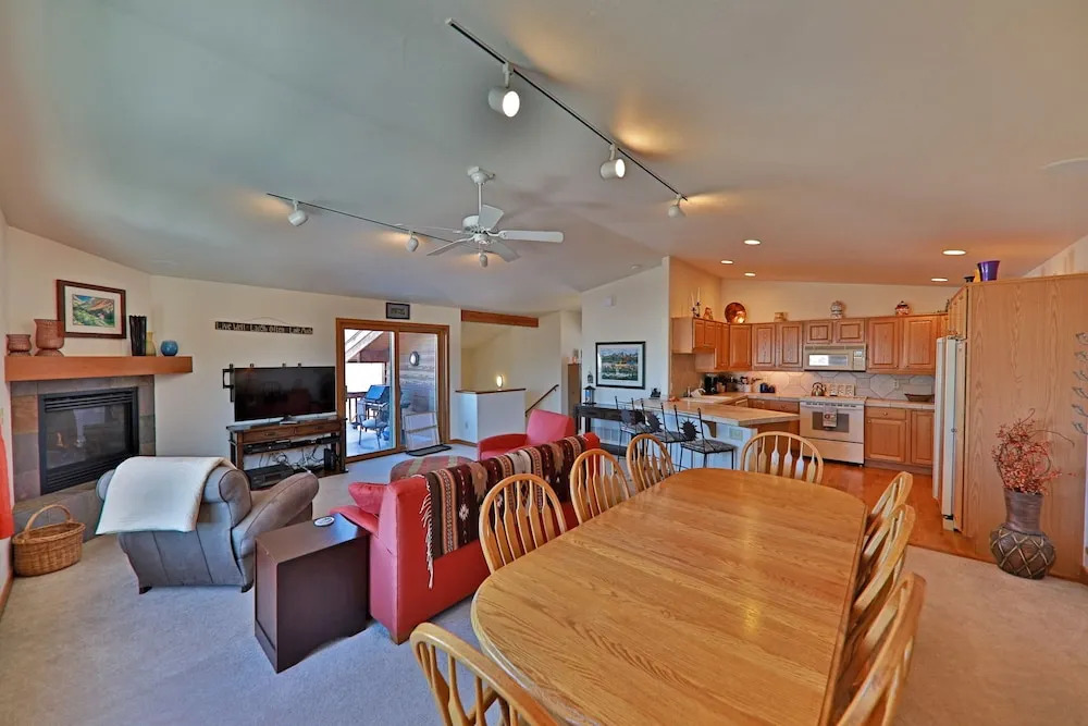 Wapiti Drive Townhome by RedAwning