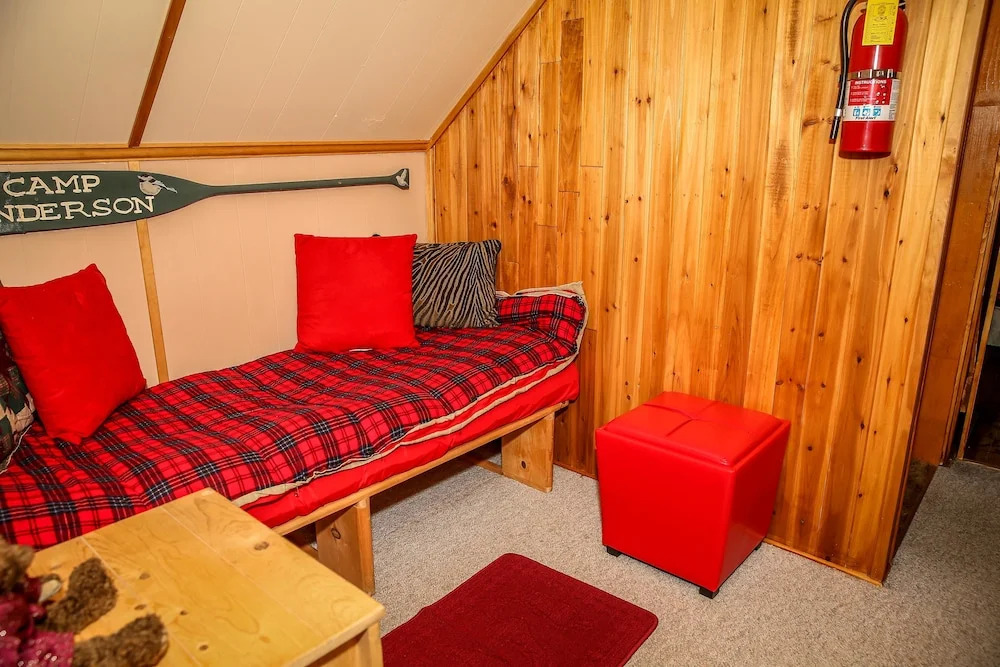 Cinnamon Bear - 2 Br cabin by RedAwning