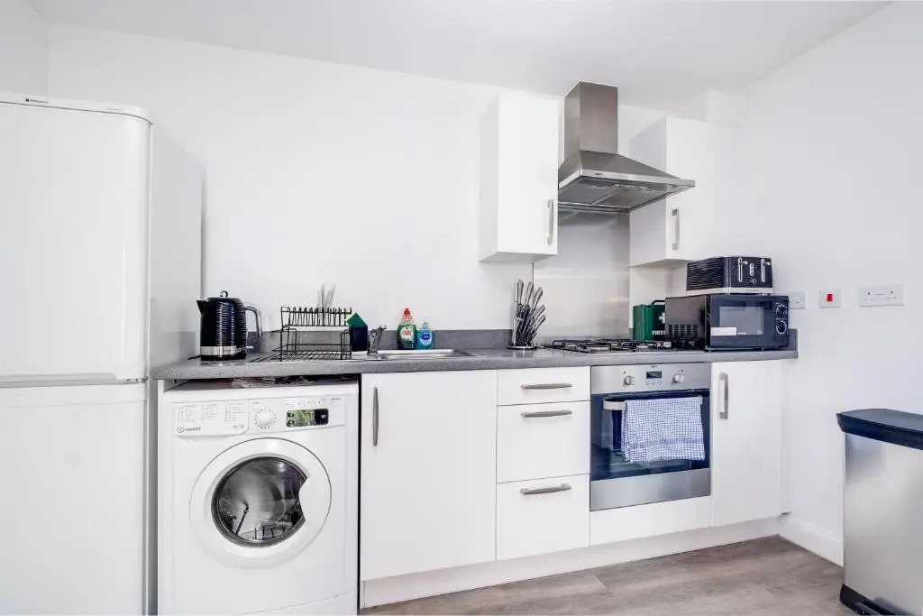 Luxury City Centre Stylish 2 Bed House ☆ FREE DRIVEWAY PARKING → With 55 Inch Smart TV, FREE NETFLIX & WIFI ✘ Comfy Seating Area - BY MAEVELA®